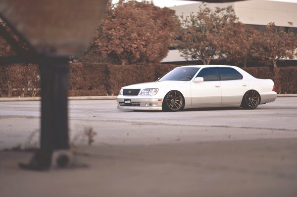 Lexus ls400 understated in the city