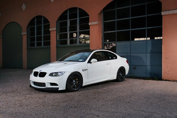 BMW na parkingu warsztatu Ren Metal Krupp 