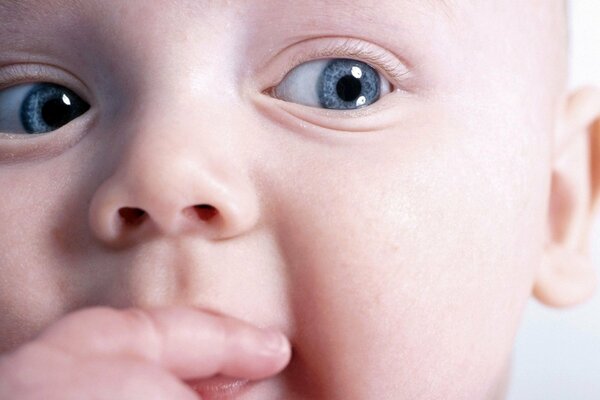 Bebé con hermosos ojos azules