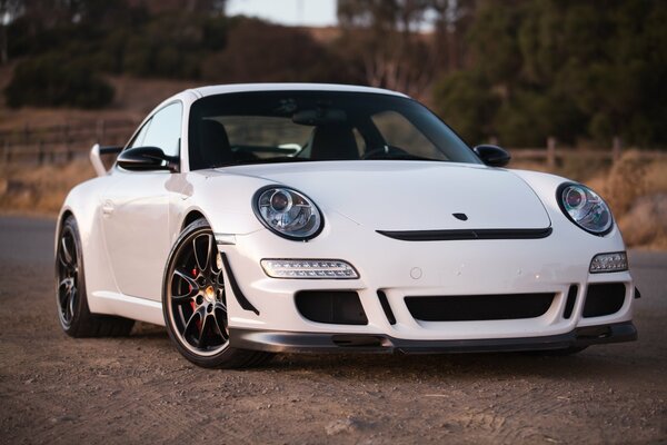 Porsche GT3 blanche sur le bord de la route