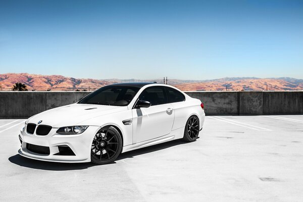 Voiture BMV M3 e92 sur fond de montagne