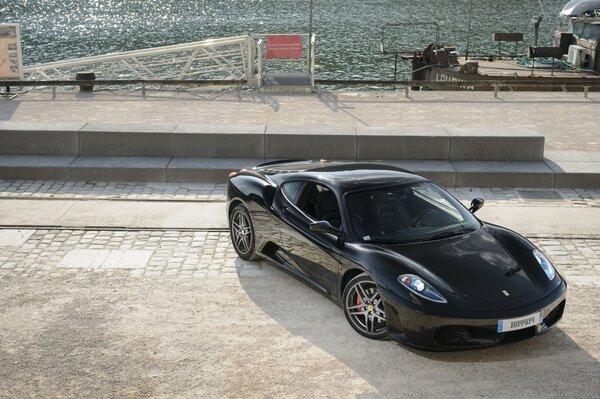 Nero super car sul lungomare vista dall alto