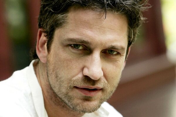 Bellissimo attore Gerard Butler con setole pulite