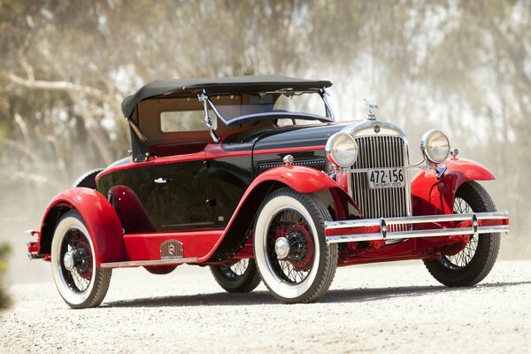 Klassischer roter Roadster auf einer Landstraße