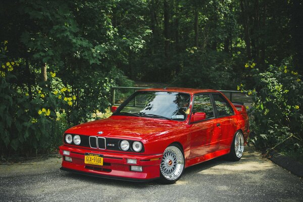 Voiture rouge tuning dans la forêt