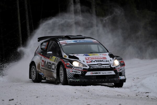 Invierno nieve derrape coche Ford fiesta