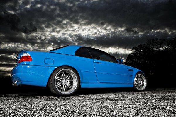 Hintergrund der Wolken - blaues deutsches Auto Boomer