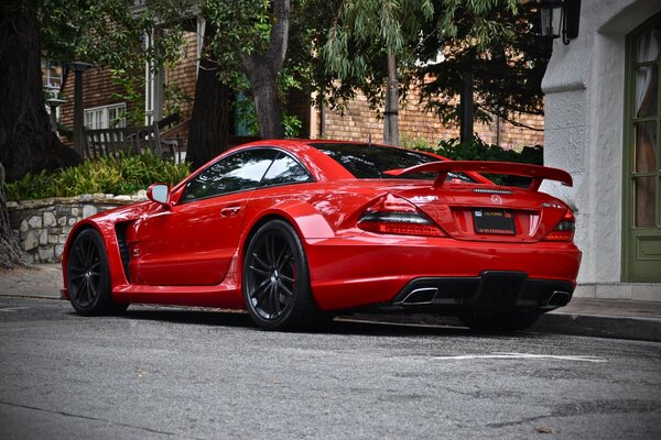 Vista trasera de un Mercedes SL65 rojo estacionado en la carretera