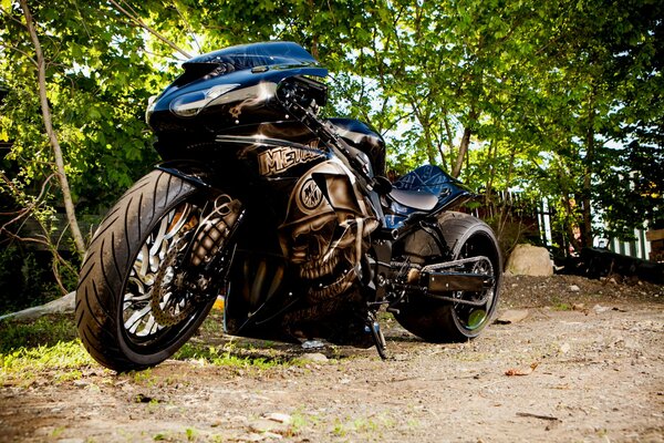 Schwarzes getuntes Sportbike mit Schädel-Airbrush am Tank