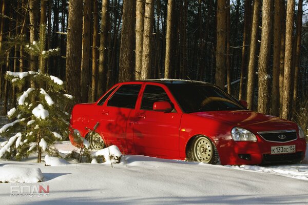 El coche del prior es rojo sobre un fondo nevado