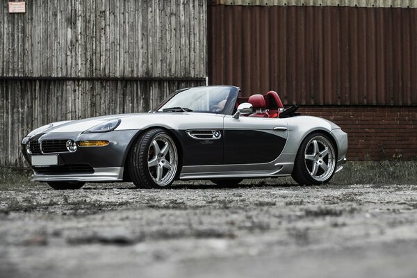 BMW Z8 cabriolet argent sur fond de mur