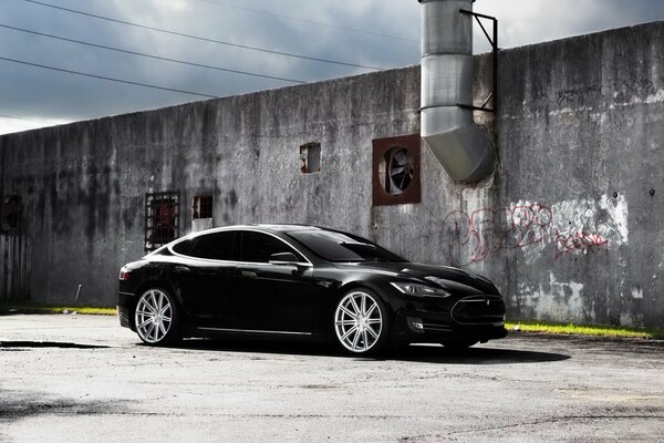 Coche eléctrico Tesla negro