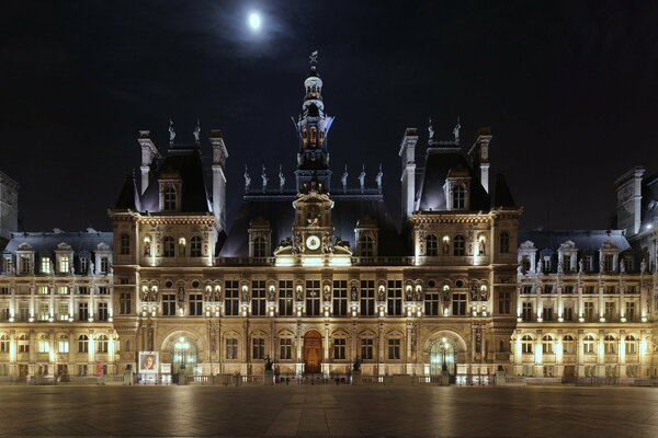 Hotel De Ville na placu w Paryżu