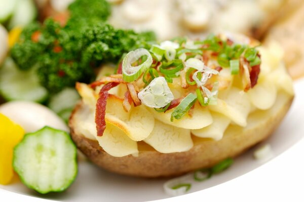 Delicioso plato de papas rellenas con cebolla