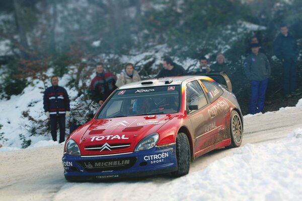 Coche de carreras Citroën en un giro nevado