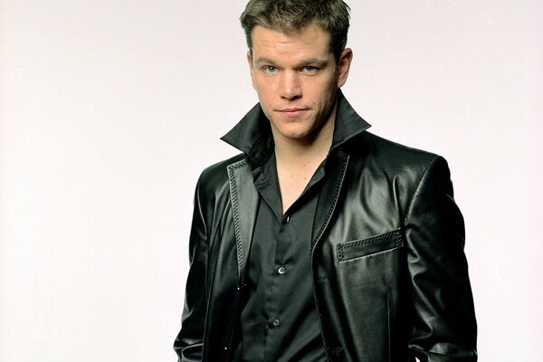 Elegante Matt Damon en cuero