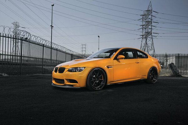 Orange BMW vue latérale