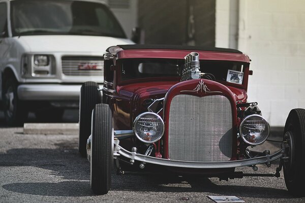 Voiture rétro Ford Hot Rod cerise