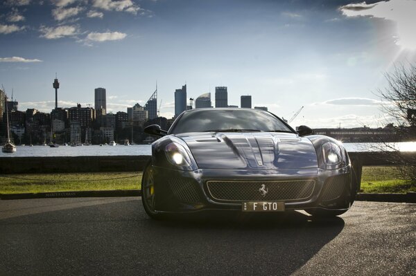 Voiture Ferrari noire sur fond de gratte-ciel