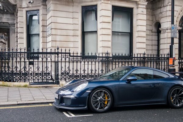 Supercar sur fond de rue. Ancien bâtiment à Londres