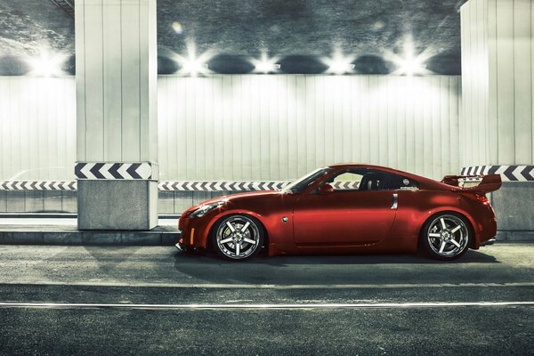 Nissan tuning rouge dans le tunnel