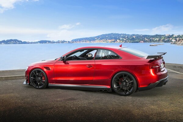 Audi rojo en el fondo del agua en la costa