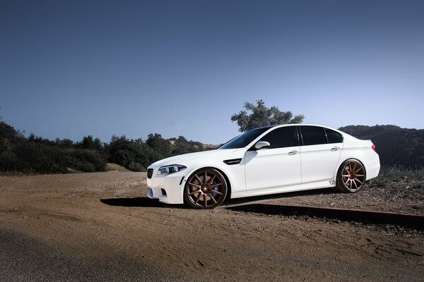 Weiße BMW Limousine auf Himmelshintergrund