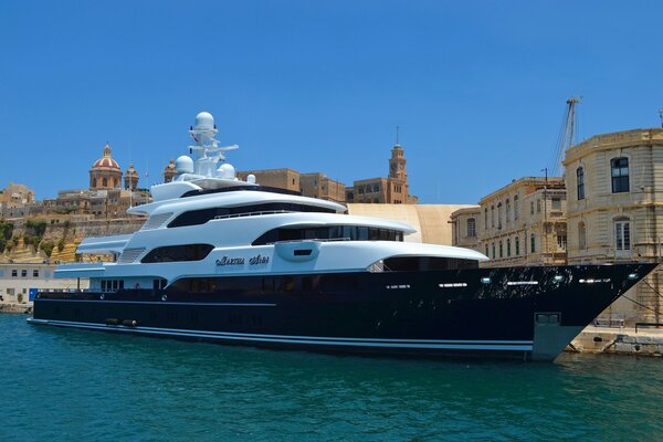 Yacht près du port de plaisance à côté d un beau bâtiment