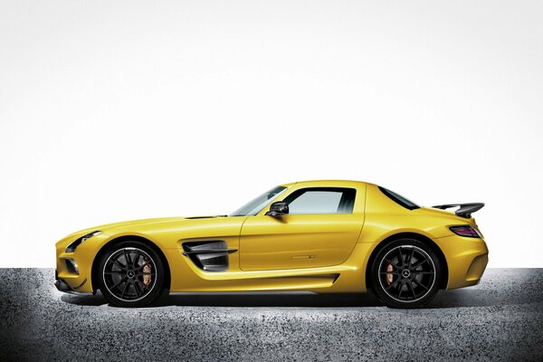 Mercedes-Benz sls in gelb Seitenansicht