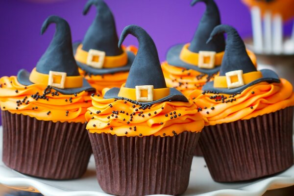 Ein Halloween-Gericht. Cupcakes mit Hüten