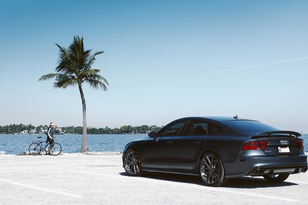 Audi in piedi in un parcheggio in riva al mare