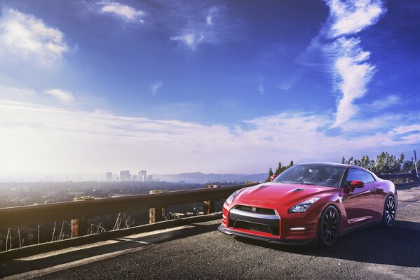 Une nissan gt-r rouge à l horizon de la métropole