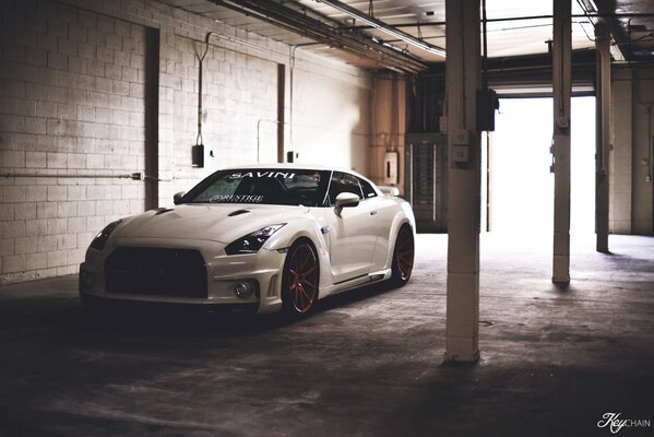 L auto Nissan GTR è in garage durante le ore diurne