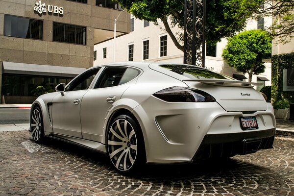 Coche gris porsche en la calle