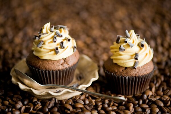 Muffin al caffè con gocce di cioccolato su uno sfondo di chicchi di caffè