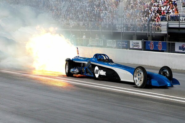 Fuego rápido y furioso coche de carreras azul en la pista