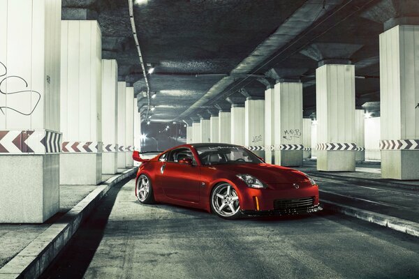 Красный автомобиль nissan 350z на парковке