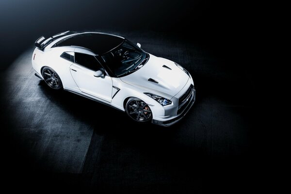 Blanc nissan gt-r r35 sur fond Monochrome noir