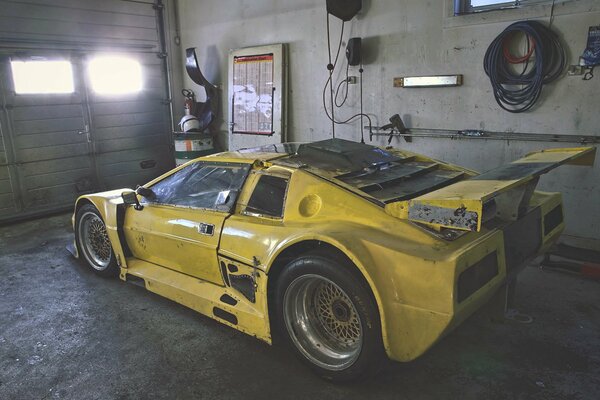 Voiture esprit jaune dans le garage