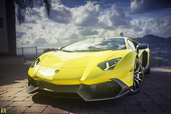 Lamborghini aventador Supersportwagen vor dem Hintergrund der Wolken