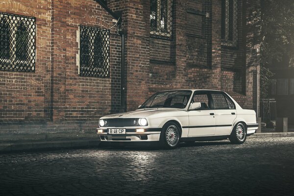 BMW blanco en medio de la ciudad de la noche