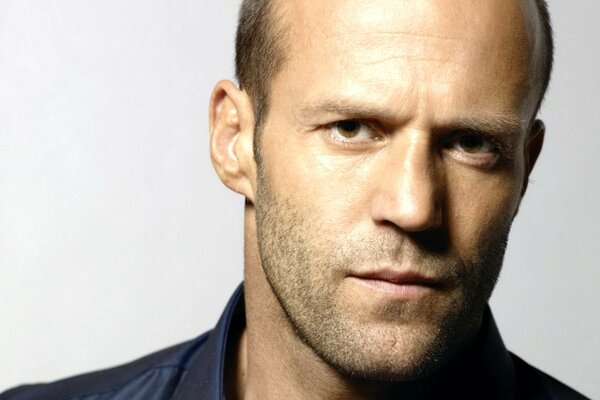 Brutal actor Jason Statham con un atractivo rastrojo