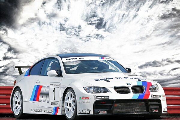 Sportowe BMW stoi na torze