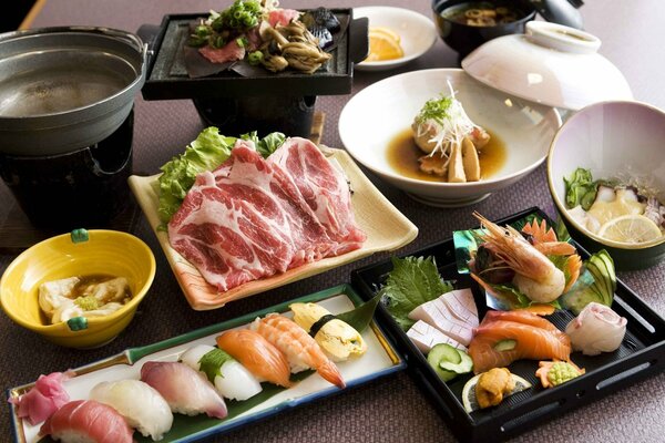 Un pranzo gourmet a base di sushi, carne e frutti di mare