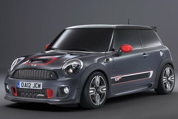 Voiture mini Hatch John Cooper Works GP sur fond gris