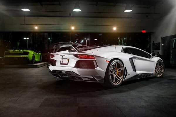 Das weiße Auto lp700-4 novitec torado. lamborghini aventador