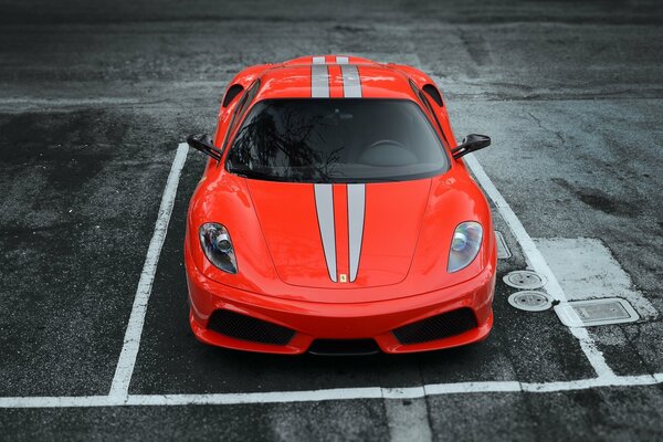 Ferrari scuderia rossa nel parcheggio, vista frontale