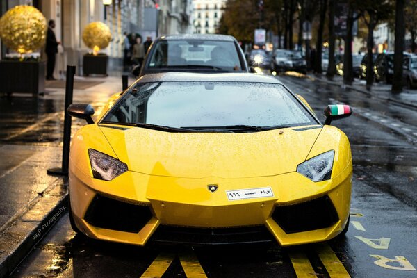 Auf den Straßen von Paris ist ein gelber Lamborghini