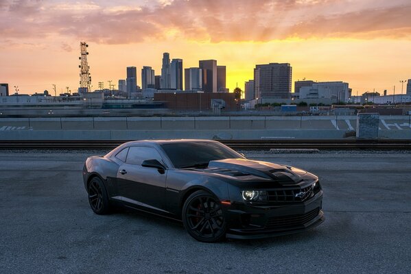 Tapeta na pulpit chevrolet camaro ss na tle miasta