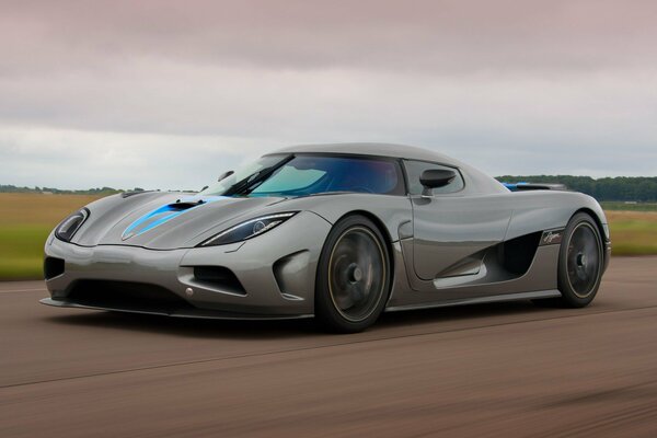 Hypercar Koenigsegg Agera R sulla strada